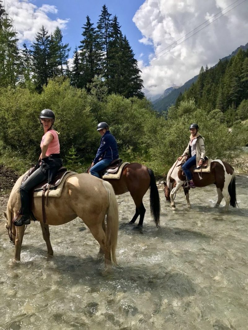 Op de terugweg lekker pootje baden en een slok van het helder bergwater. We rijden bergop en boven hebben we geweldig uitzicht. Foto: Charlotte Horse Riding