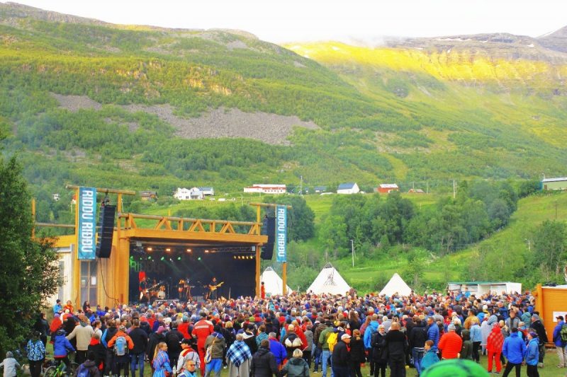 Het podium van Sami festival Riddu Riđđu