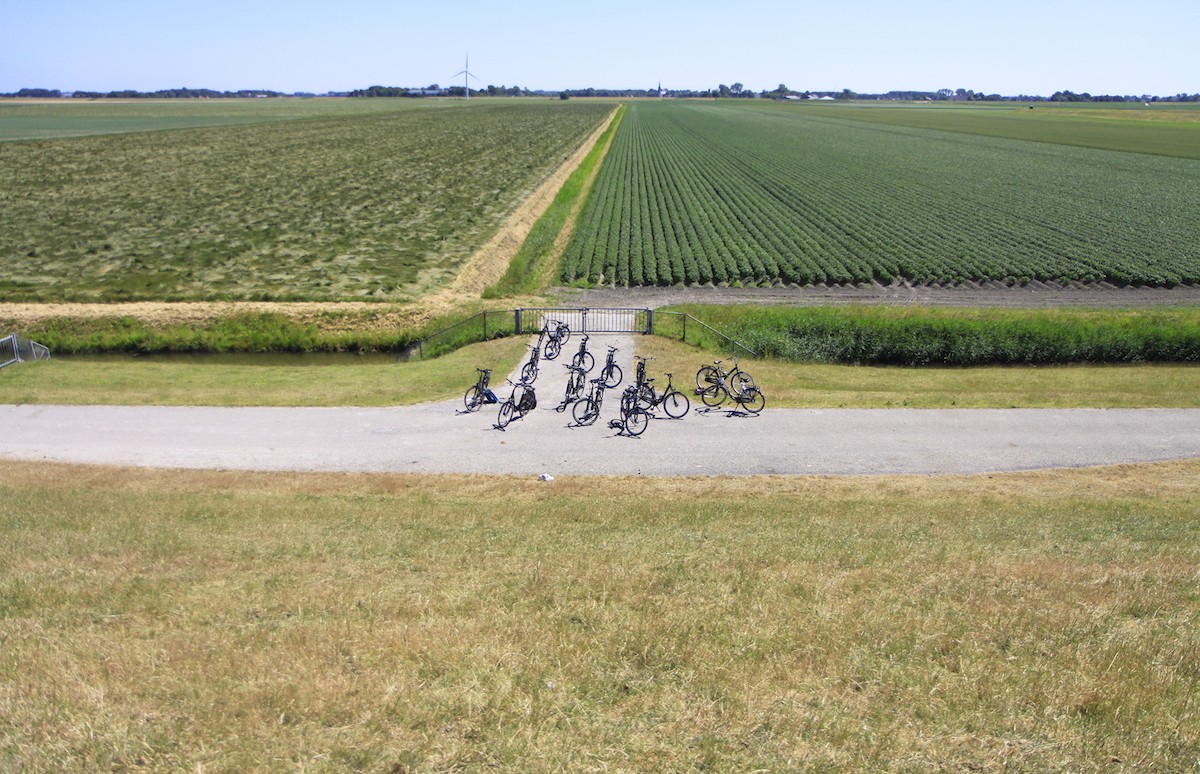 Fietsen langs de dijk.