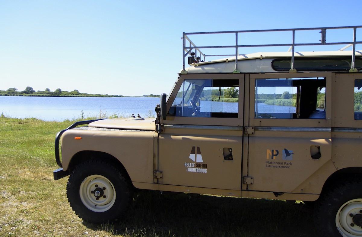 Een stop met de jeep op de oever van het Lauwersmeer