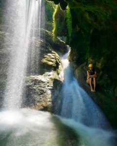 Reporter Ilse naast een waterval. Kroatié