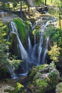 De eerste waterval die je ziet als je aan komt rijden. Kroatië