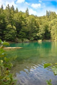 Onderweg komen we mooie plekken tegen, zoals dit meer. Kroatië