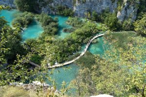 De houten vlonders gaan dwars door het gebied Kroatië