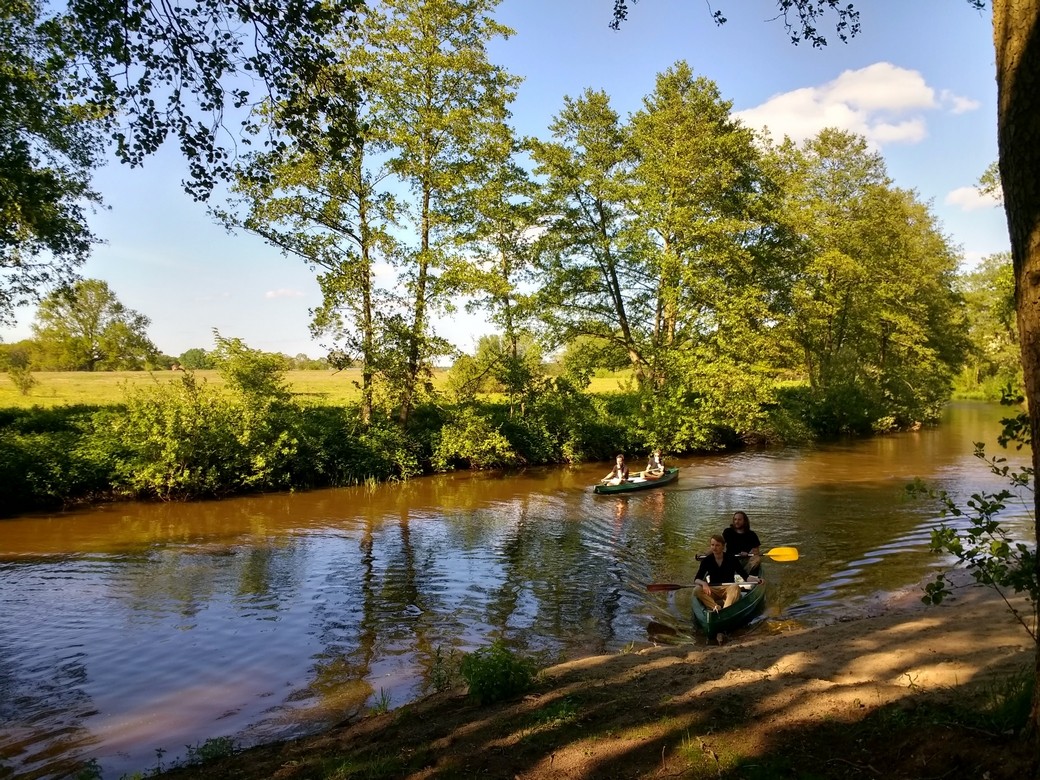 Kanovaren kan ook prima op de Vecht want er is geen scheepsvaartverkeer.