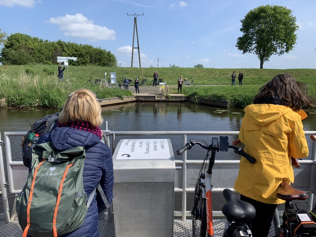 Heen en weer, heen en weer. Het pontje over de Vecht.
