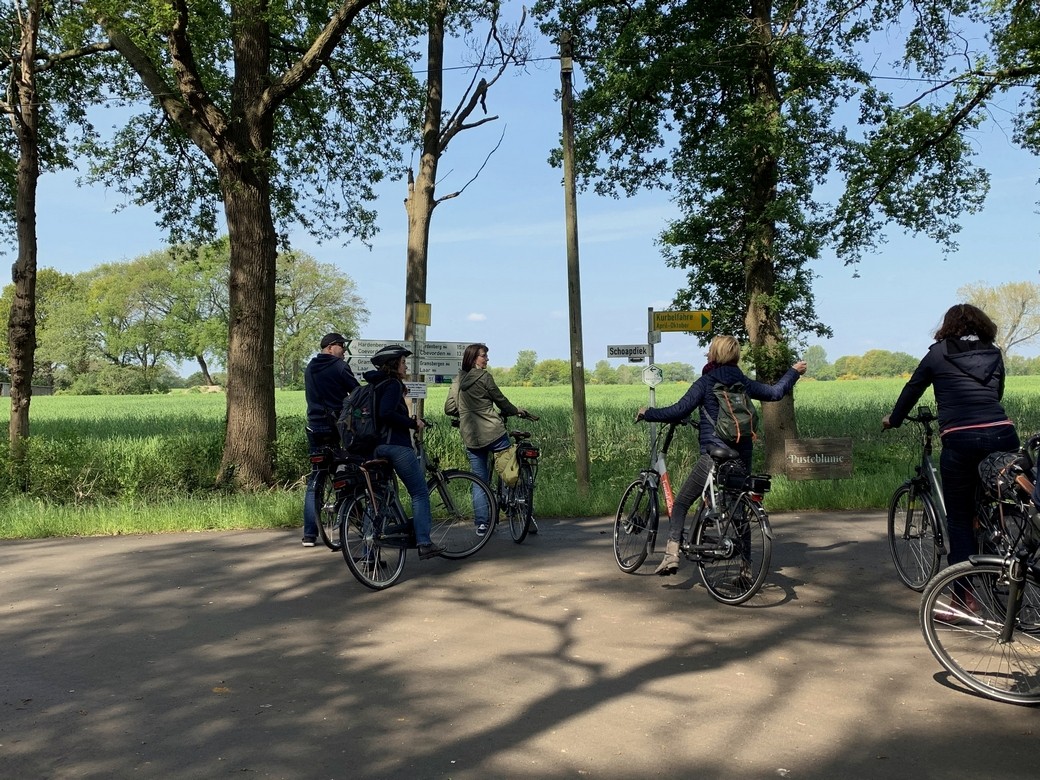 De bewegwijzering in Duitsland is nog niet zo goed als bij ons. Maar de route langs de Vecht is duidelijk aangegeven. En er is nog een kaart als back up.