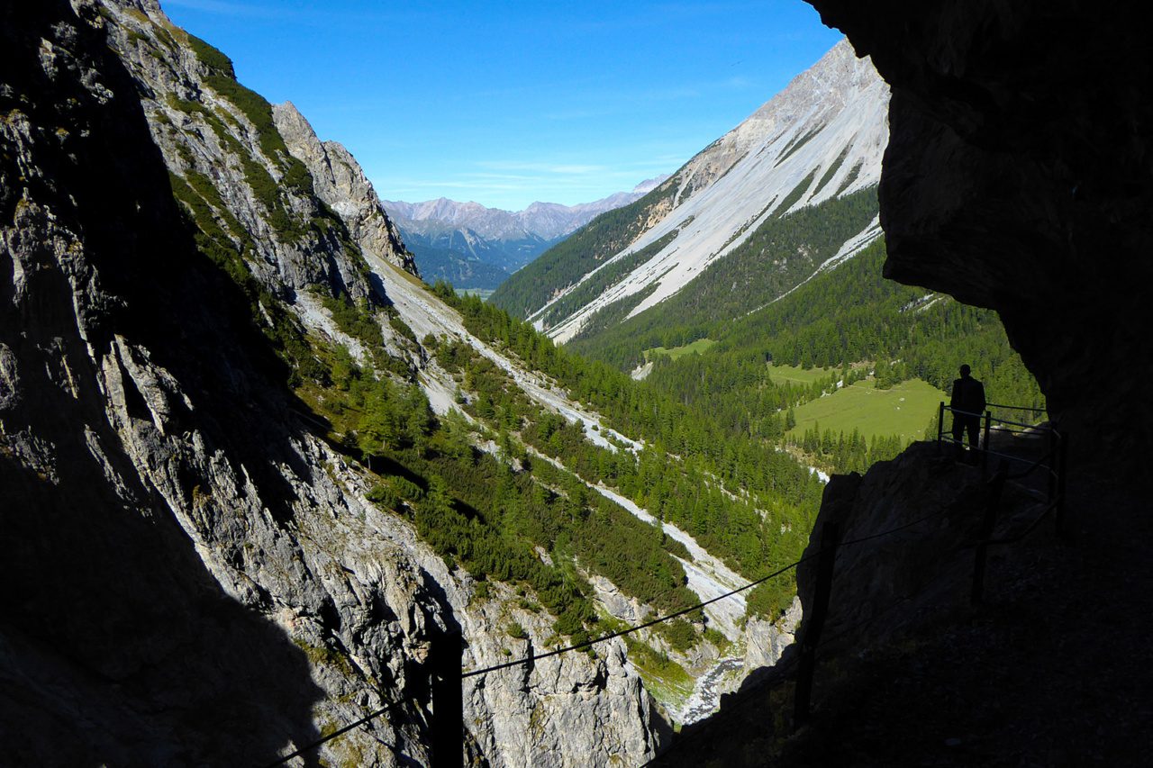 De Uina Schlucht - een indrukwekkend uitgehakt wandelpad in de bergwand