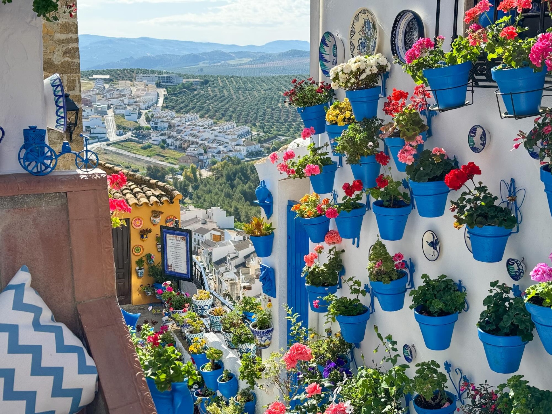 Iznájar in Andalusië: tips voor dit witte dorp met kasteel, blauwe bloempotten en een stuwmeer